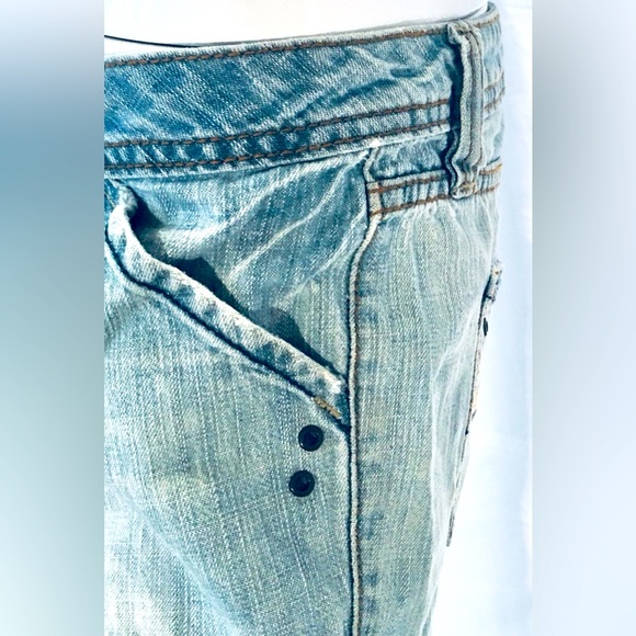 No Boundaries Robo blue distressed denim jeans knee length shorts. Size 9. NWOT. - Picture 4 of 8